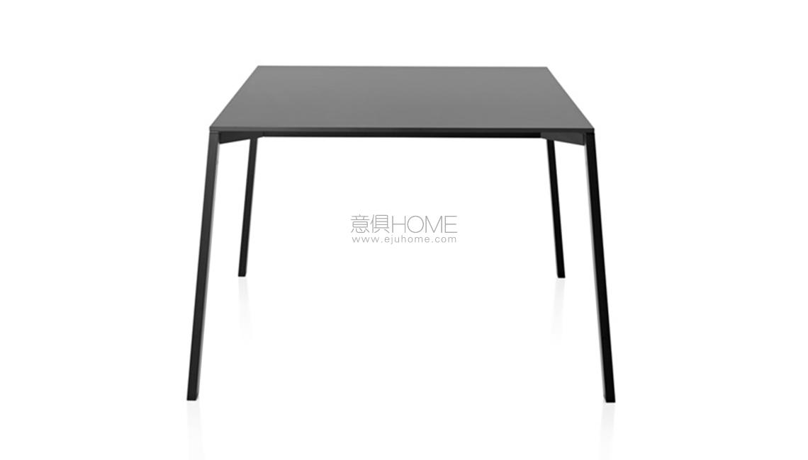 Table One 桌子